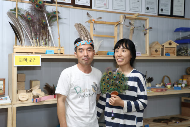 의령 자굴산 자락에서 청아생태농장을 운영하고 있는 조윤영·김애연 부부가 새 깃털로 멋을 냈다.