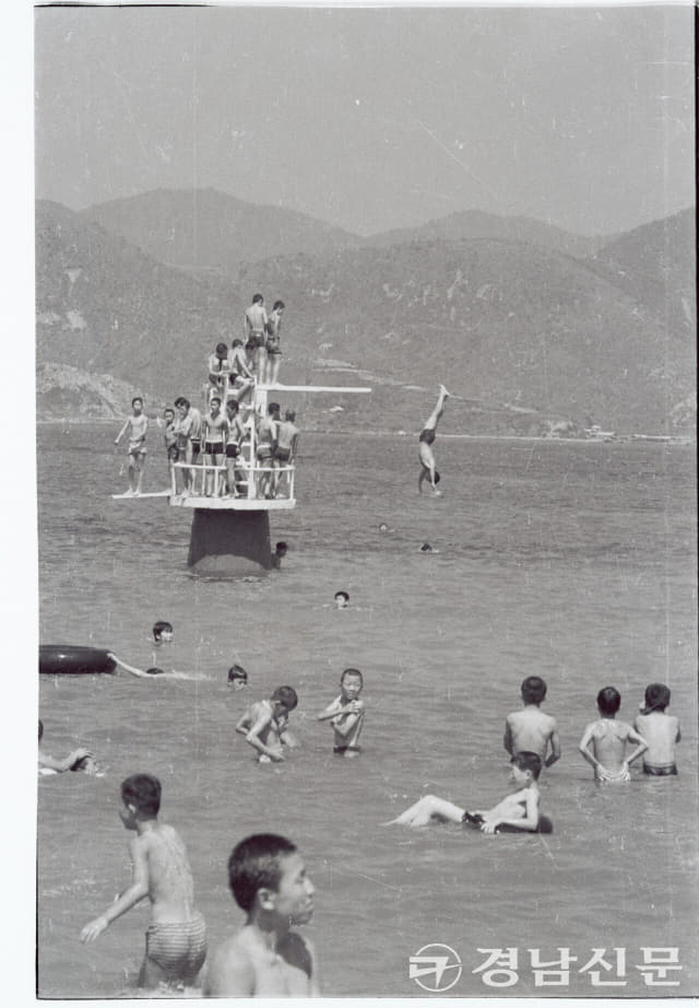 1970년대 초반으로 추정, 가포 해수욕장에서 다이빙 하는 소년들의 모습