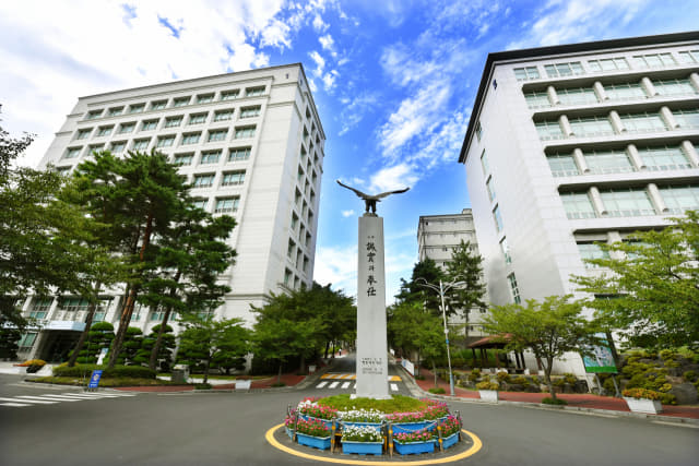 창신대학교 정문 앞 로터리에 설치된 독수리탑./전강용 기자/