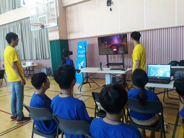 12일 김해내동초등학교에서 학생들이 EBS 주관 드림 스쿨핑 교육을 받고 있다./도교육청/