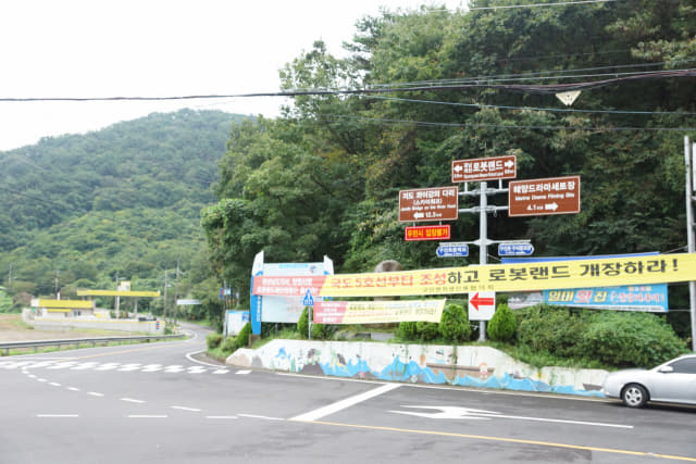 유산삼거리에 걸려있는 국도 5호선 조기 조성 촉구 플래카드(위)와 4일 조기개통된 석곡IC 전경.