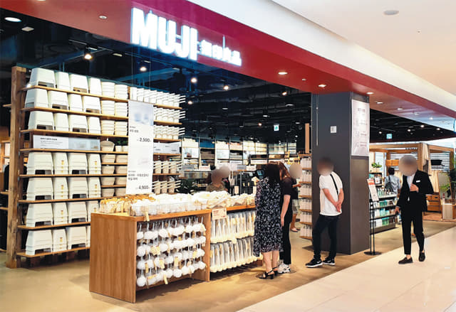 일본 패션·잡화 브랜드 무인양품이 5일 롯데백화점 창원점에서 영업을 시작한 가운데 손님들이 제품을 살펴보고 있다.