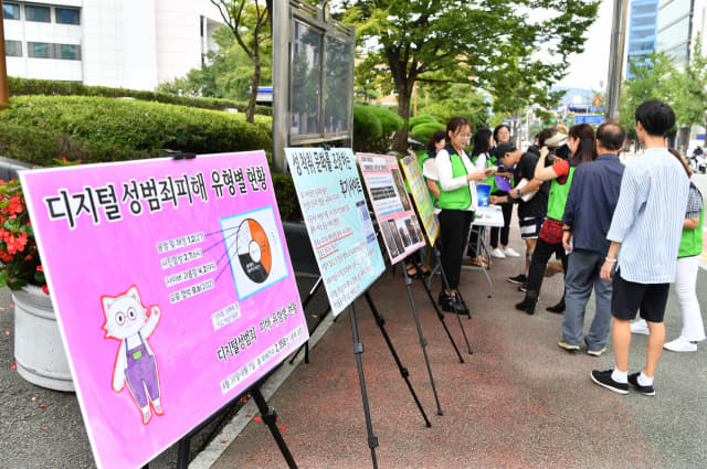 창원시 아동여성인권연대가 지난 6일 창원시의회 앞에서 개최한 성매매근절 캠페인에서 회원들이 시민들을 상대로 취지를 설명하고 있다./전강용 기자/
