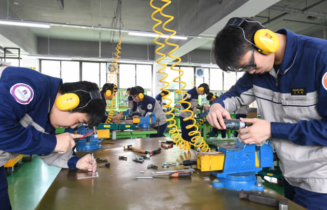 항공산업과 학생들이 항공기조립 기술교육실에서 실습하고 있다.