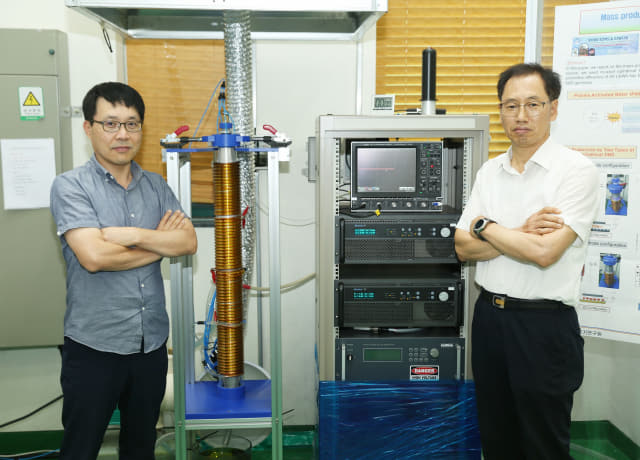 플라즈마 활성수 대용량 제조기술 개발자인 한국전기연구원 조주현(왼쪽) 박사와 진윤식 박사./전기연구원/