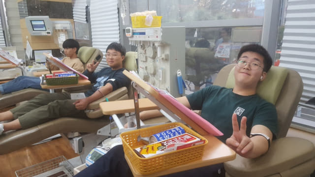 18일 진해고등학교 ‘해비타트’ 동아리 학생들이 헌혈에 참여하고 있다./대한적십자사 경남혈액원 제공/