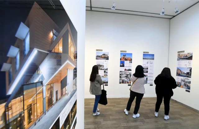 7일 오후 창원 3·15아트센터에서 개막된 ‘2019 경남건축문화제’에서 시민들이 건축 작품을 관람하고 있다. 전시는 제1·2·3전시실에서 10일까지 열린다./김승권 기자/