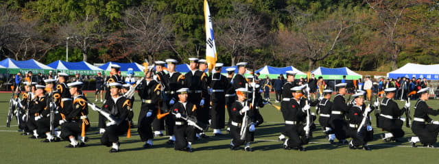9일 창원시 해군사관학교와 해군진해기지사령부 일원에서 열린 ‘해군과 함께 달리는 제12회 진해마라톤대회’ 개막식에서 해군 군악의장대의 시범공연이 펼쳐지고 있다.