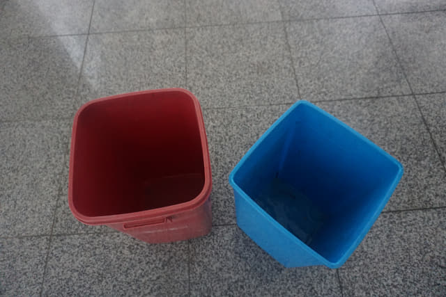 지난 11일 오전 함안 군북면사무소 청사 3층 천장에서 물이 떨어져 직원들이 바닥에 쓰레기통 2개를 받쳐 물을 받고 있다./김호철 기자/