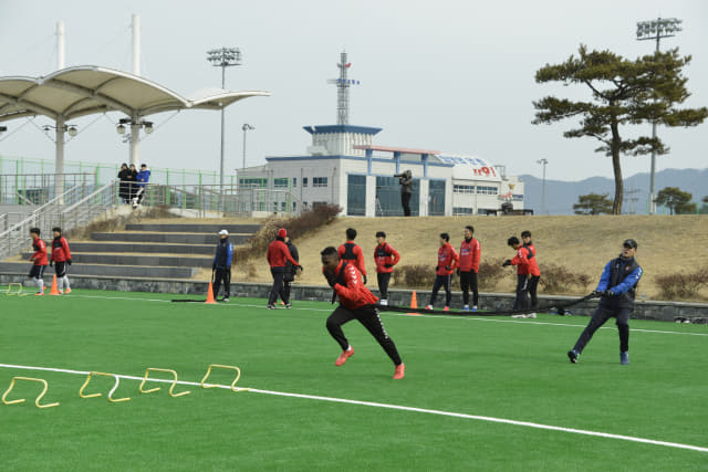 경남FC 네게바와 선수들이 태국 전지훈련을 하루 앞둔 13일 오전 함안스포츠파크에서 파워트레이닝 훈련을 하고 있다.