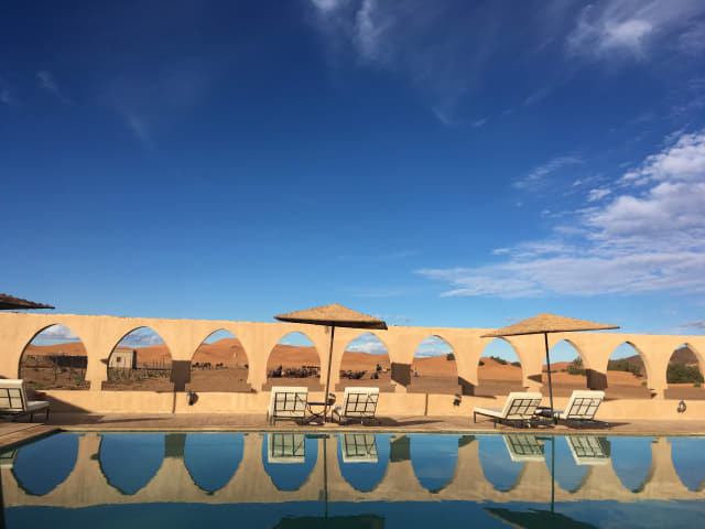 모로코의 사하라 사막 한가운데 위치한 노마드 팰리스 호텔 수영장.