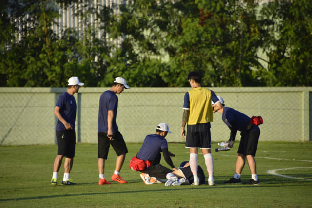 경남FC 고경민이 전술훈련 도중 동료와 공중볼 다툼을 하다 부딪혀 쓰려져 있다.