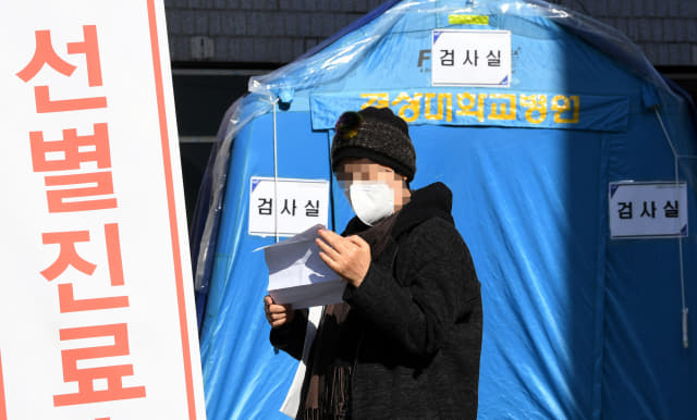 21일 진주 경상대병원 코로나 19 선별진료소 앞에 한 시민이 검사를 기다리고 있다./김승권 기자/