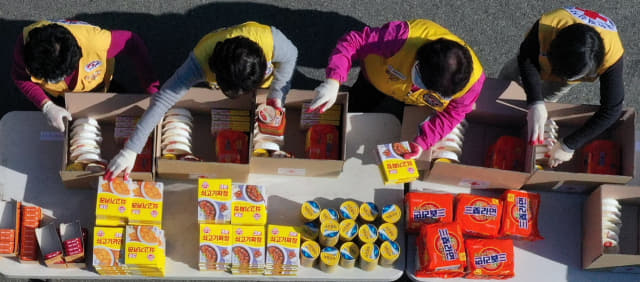 6일 창원시 의창구 대한적십자사 경남지사에서 적십자사 회원과 한국도로공사 사회봉사단원들이 코로나19 자가격리자 지원을 위한 비상식량세트를 제작하고 있다./김승권 기자/
