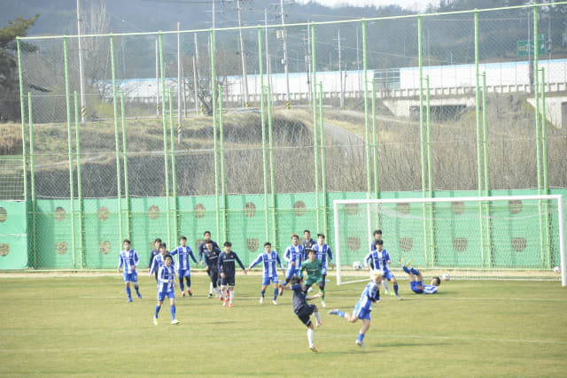 경남FC 박창준이 지난 13일 함안운동장에서 열린 K3팀 부산교통공사와 경기에서 중거리슛을 하고 있다.