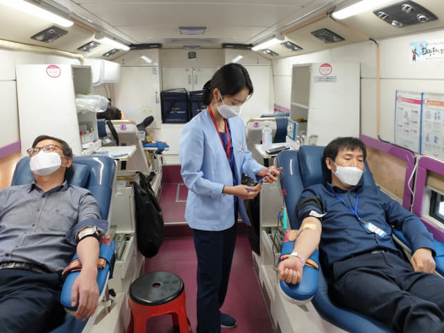 창원교육지원청 소속 교직원들이 6일 지원청 주차장 내 헌혈버스에서 헌혈을 하고 있다./창원교육청/