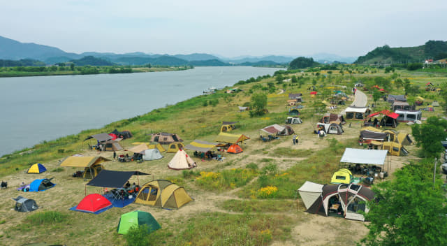 지난 20일 창원시 의창구 동읍 본포수변생태공원을 찾은 시민들이 캠핑을 하고 있다./김승권 기자/