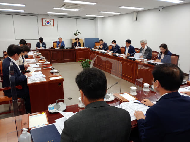 창원시의회 문화환경도시위원회가 지난 14일 소관 부서의 주요업무에 대해 보고를 받고 있다./시의회/