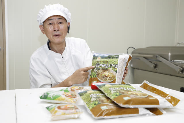 정양일 대표가 자사가 직접 생산해 포장한 ‘쓴메밀 생면’을 소개하고 있다.
