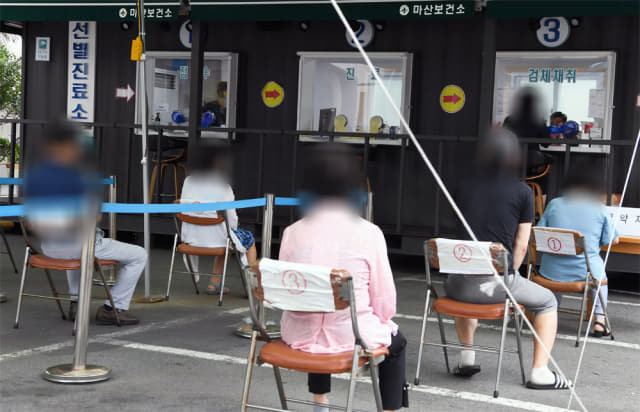 지난 8월 31일 마산보건소 선별 진료소에서 내원객들이 검체 채취를 위해 기다리고 있다. /경남신문 자료사진/