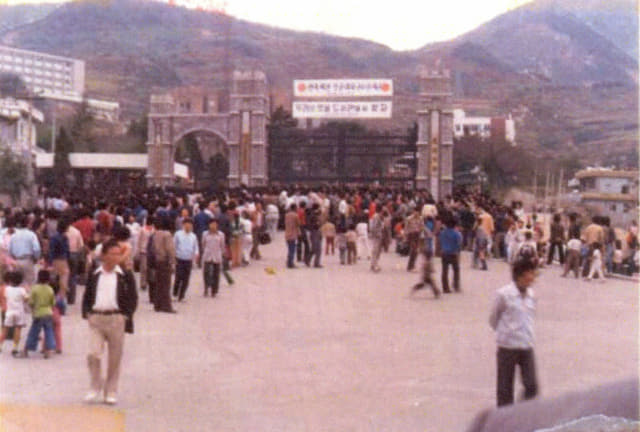 1979년 10월 18일 경남대 정문 앞에서 학생과 경찰이 대치하고 있다. /부마민주항쟁기념사업회 제공