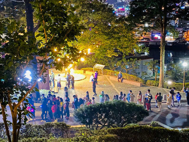 지난 18일 통영 남망산 공원 디피랑을 찾은 관람객들이 긴 줄을 서 있다./통영관광개발공사/