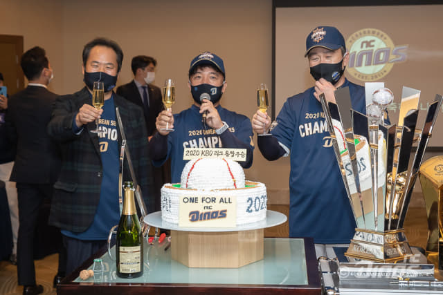 지난 24일 김택진(가운데) 구단주와 황순현 NC 대표, 이동욱(오른쪽) 감독이 한국시리즈 우승을 축하하고 있다./NC다이노스/
