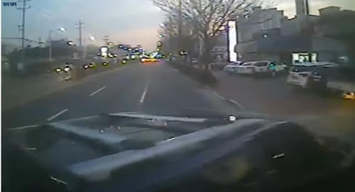 진주 시내버스와 끼어든 차량 충돌 당시 영상 [유튜브 한문철TV 캡처. 재판매 및 DB 금지]