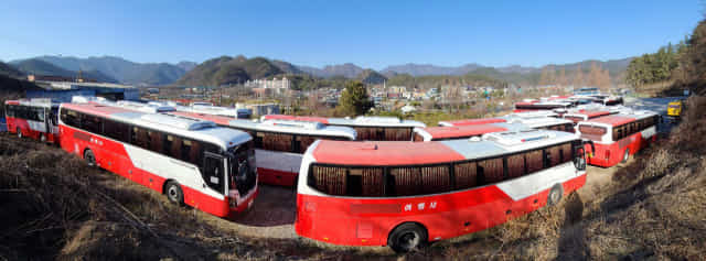 18일 오후 창원시내 한 관광버스 차고지에 코로나19 여파로 운행을 멈춘 관광버스들이 줄지어 서 있다./성승건 기자/