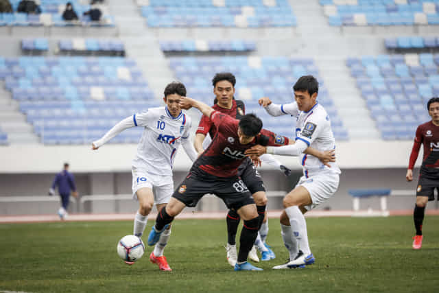지난달 28일 FA 2라운드 경기에서 경남의 이의형이 대전한국철도축구단 선수들과 볼 경합을 벌이고 있다.