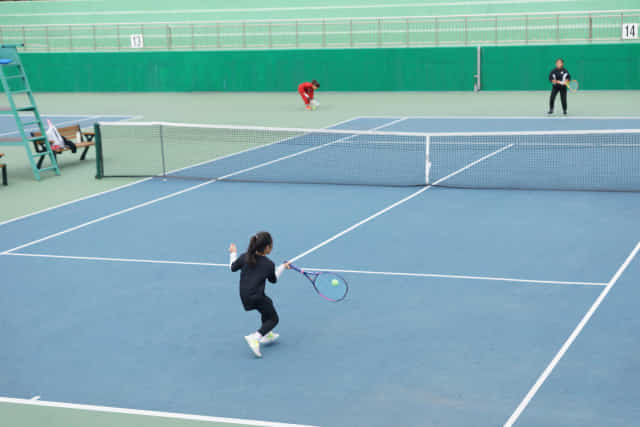24일 오전 창원시립테니스장에서 열린 제12회 창원시 전국 초등학교 테니스대회 참가 선수들이 경기를 펼치고 있다.