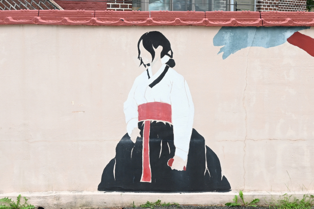 김해시 상동면 대감마을에 다양하게 그려진 백파선 벽화들.