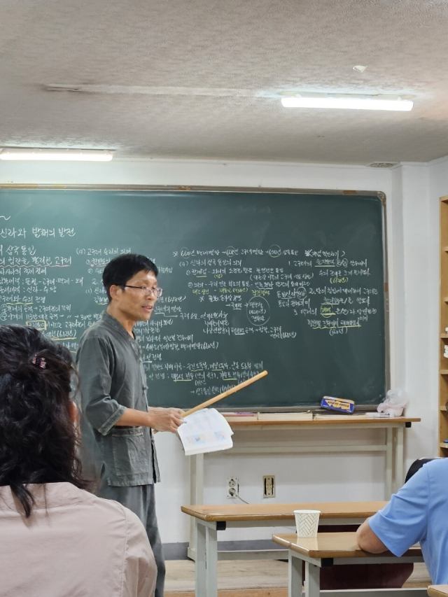 진주시 성북동 주택가의 건물 3층에 자리한 진주향토시민학교에서 김민창 선생님이 수업을 하고 있다.