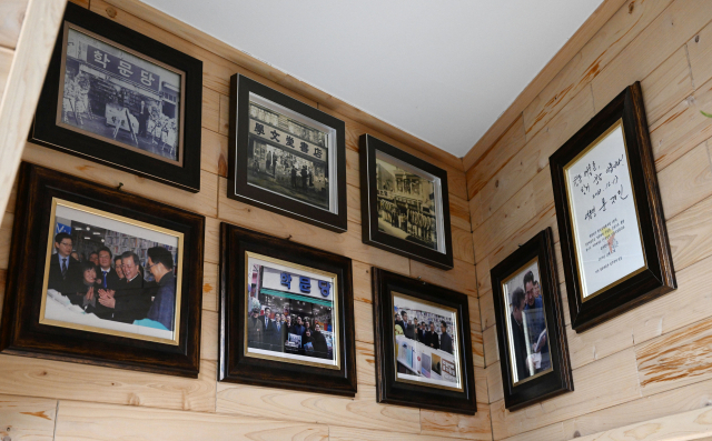 권 대표 사무실 벽에 붙어 있는 옛 학문당 사진들./성승건 기자/
