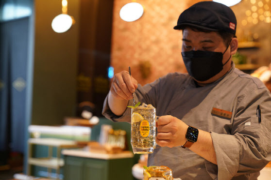 서울 BBQ 빌리지 송리단길점에서 직원이 BBQ 레몬보이 산토리 하이볼을 만들고 있다./BBQ/