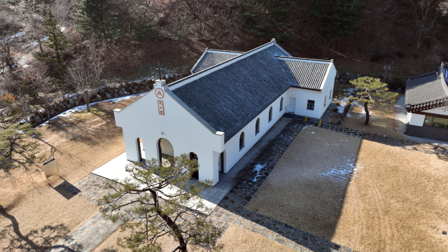 경기도 용인시 ‘은이성지 김가항 성당’은 한국 최초의 사제이며 순교자인 성 김대건 안드레아 신부가 1845년 8월 사제서품을 받았던 중국 상해의 성당을 복원한 건축물이다.