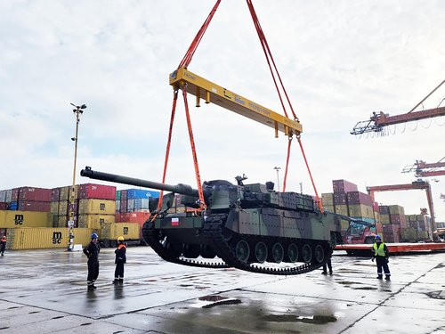 현대로템이 지난해 3월 납품한 K2전차 5대가 폴란드 그드니아 항구에 도착한 모습. /현대로템/