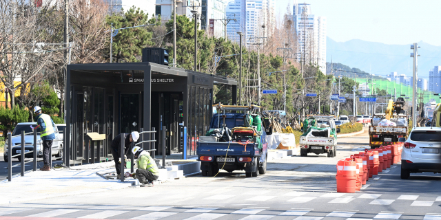 8일 오후 창원시 의창구청앞 원이대로에서 공사 관계자들이 S-BRT 공사를 하고 있다./김승권 기자/