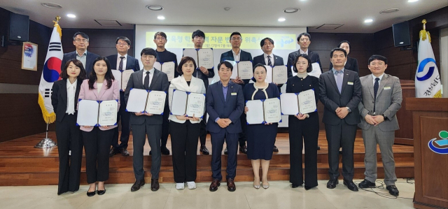 경남교육청은 22일 제2청사 대회의실에서 학교폭력 자문 변호사 34명을 위촉했다./경남교육청